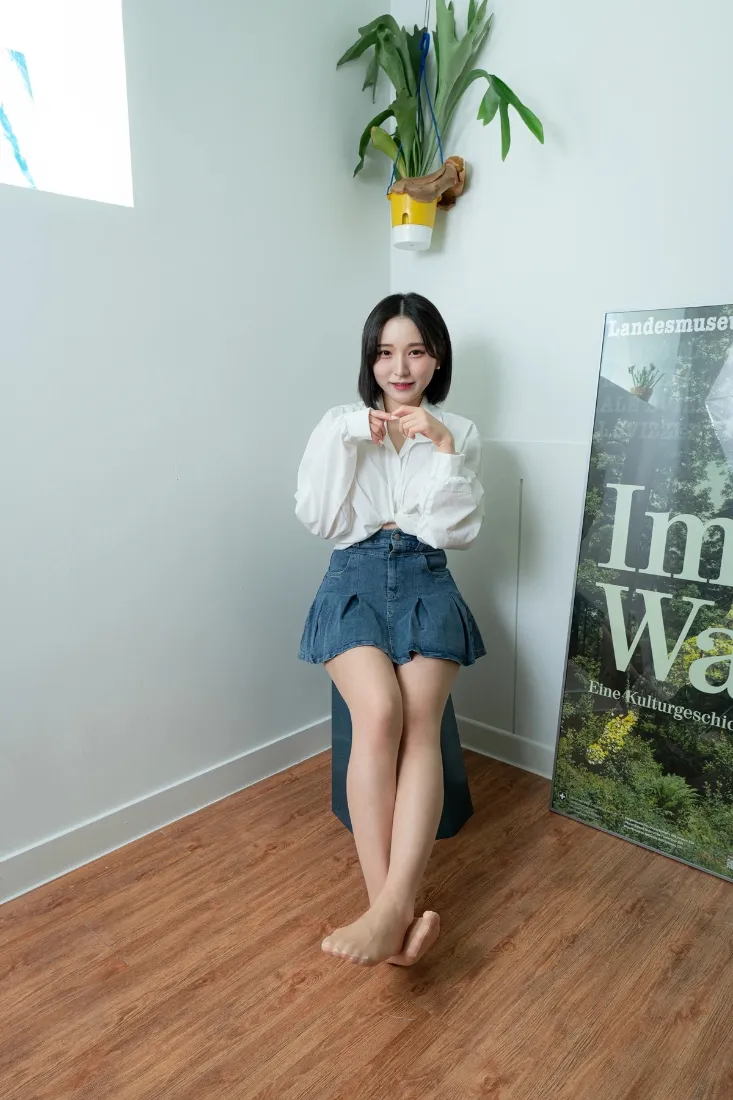 居家手机壁纸｜白色背景图片 - 绿植 蓝裙 赤脚「哲风壁纸」