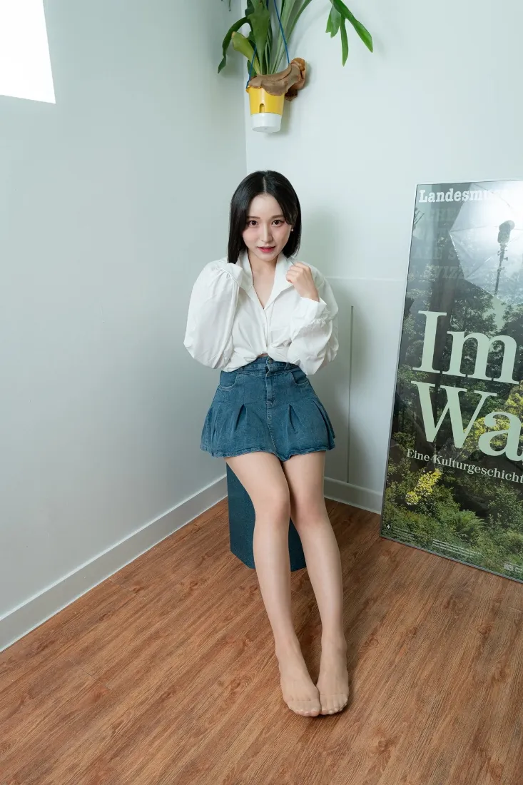 女生居家手机壁纸｜白墙背景图片 - 蓝色短裙「哲风壁纸」