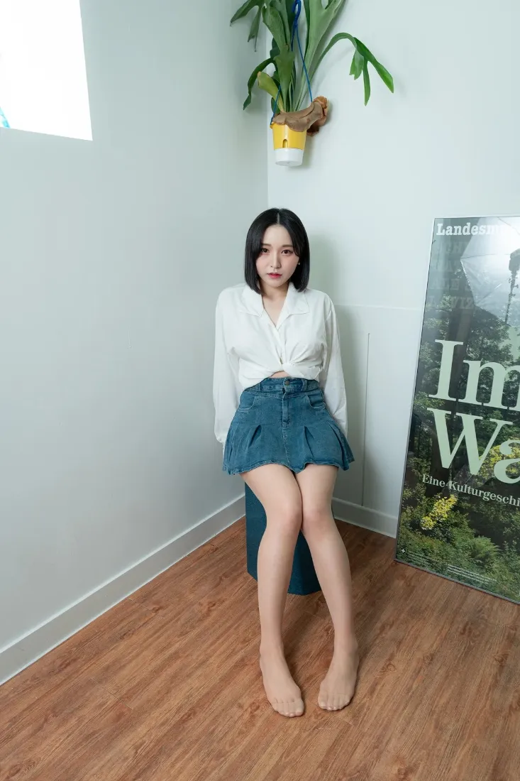 居家女生手机壁纸｜白色背景图片 - 白衬衫蓝裙「哲风壁纸」