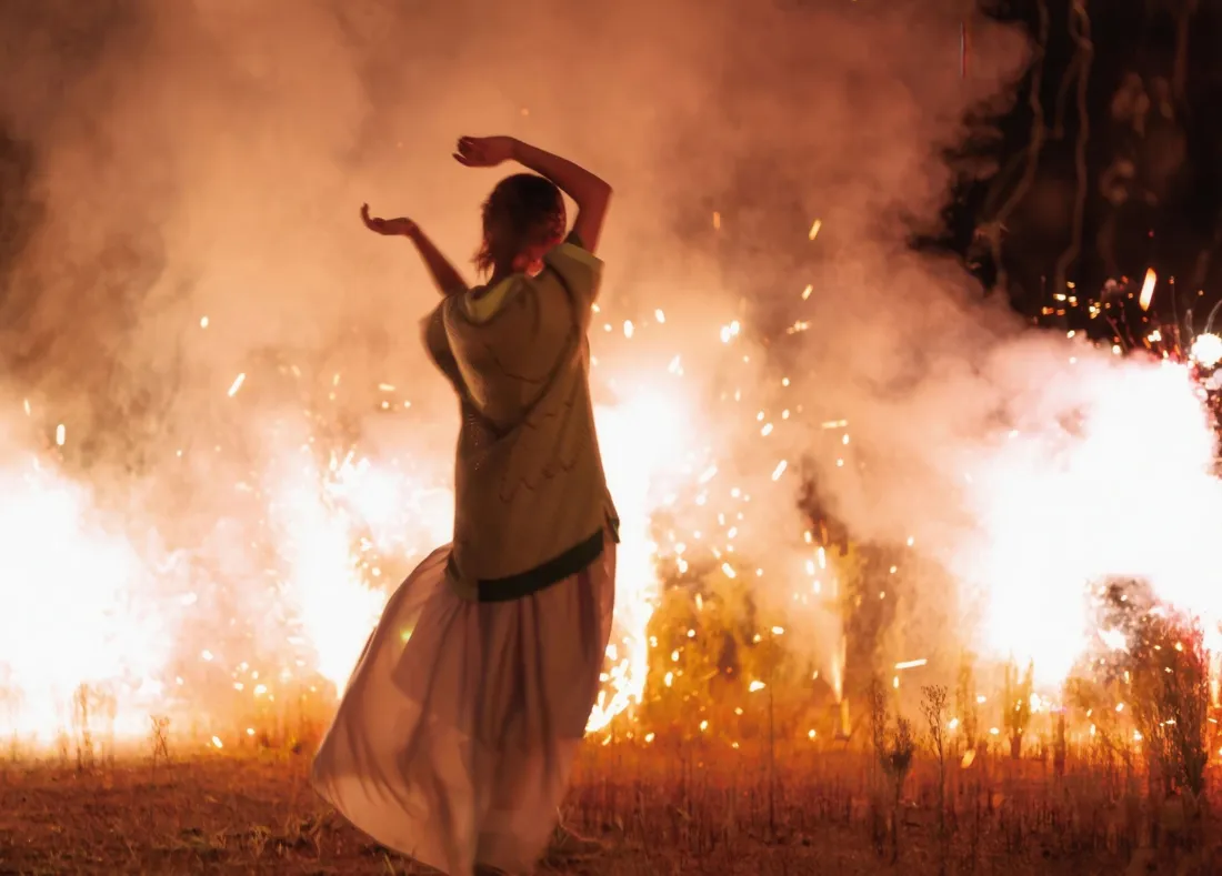 烟火手机壁纸｜户外背景图片 - 跳舞人物火焰「哲风壁纸」