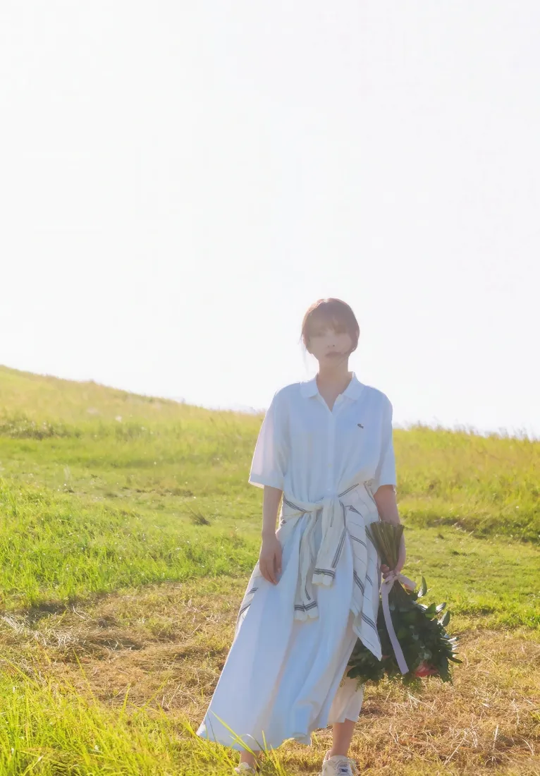 白裙人物手机壁纸｜田园背景图片 - 户外草地「哲风壁纸」