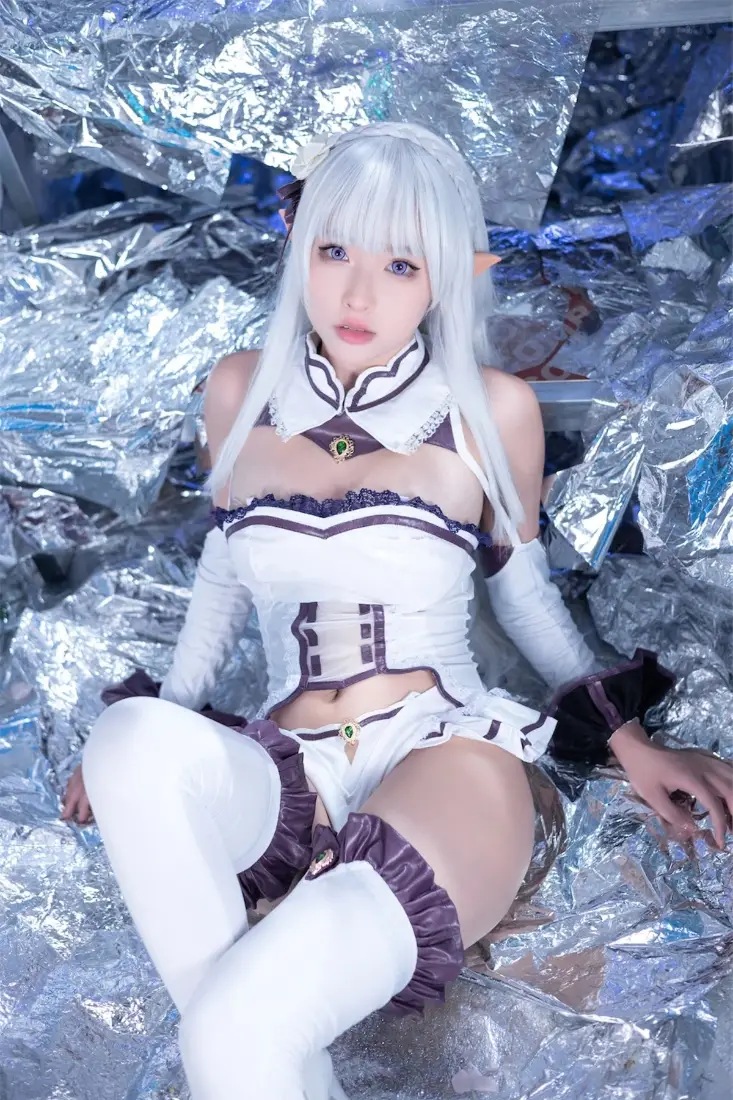 爱蜜莉雅手机壁纸｜银色背景图片 - 动漫角色「哲风壁纸」