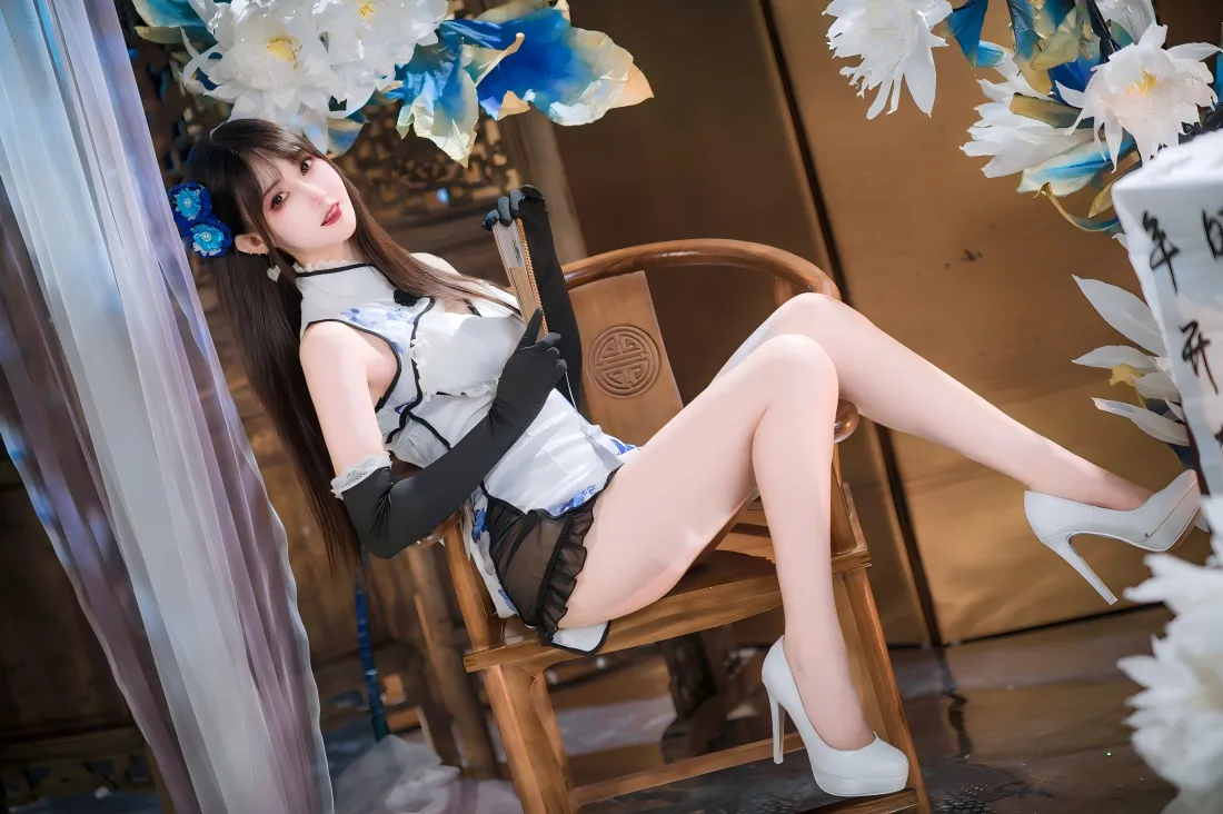 6k旗袍美女壁纸｜室内花朵背景图片 - 优雅坐姿「哲风壁纸」