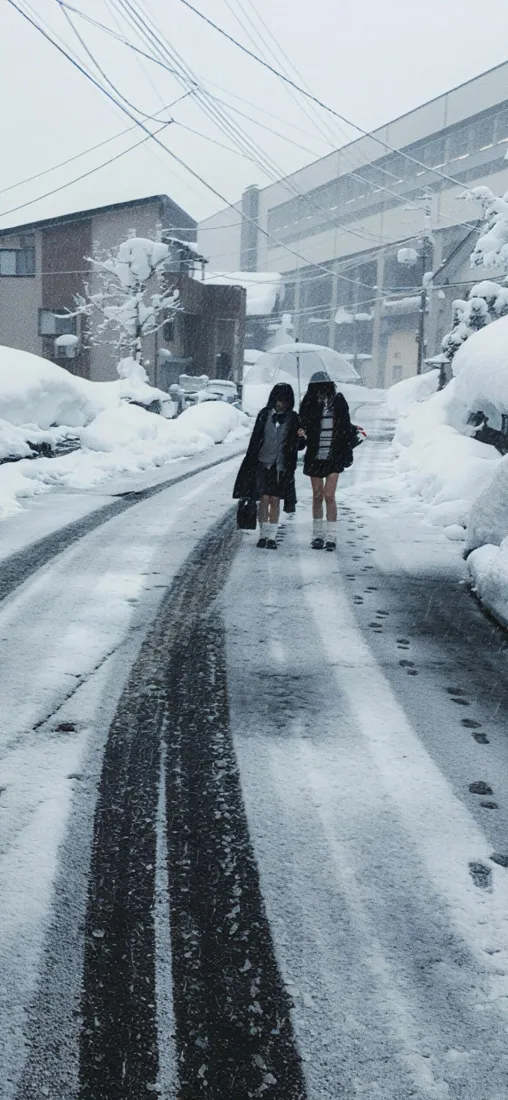 雪地房屋手机壁纸｜雪景背景图片 - 行人道路积雪「哲风壁纸」