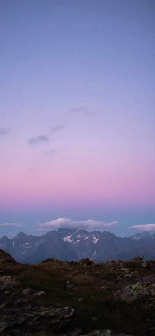 山顶夕阳手机壁纸｜背景图片 - 粉紫天空山脉「哲风壁纸」