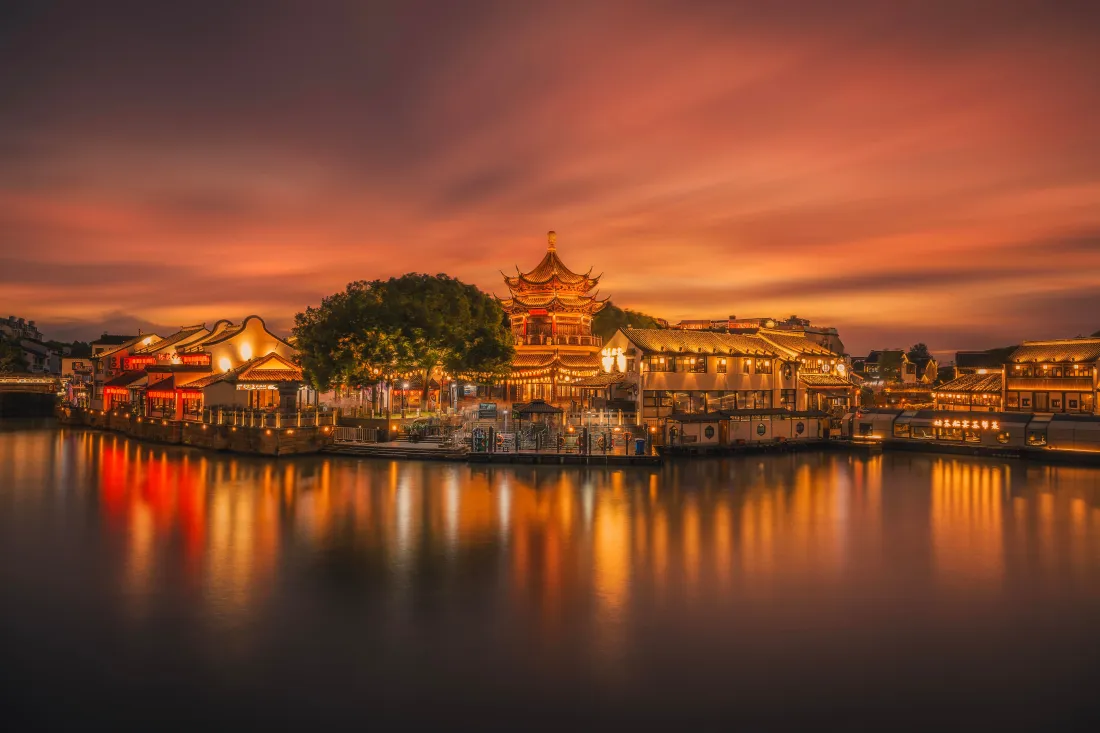 6k古建筑夜景壁纸｜水面倒影背景图片 - 橙红天空「哲风壁纸」