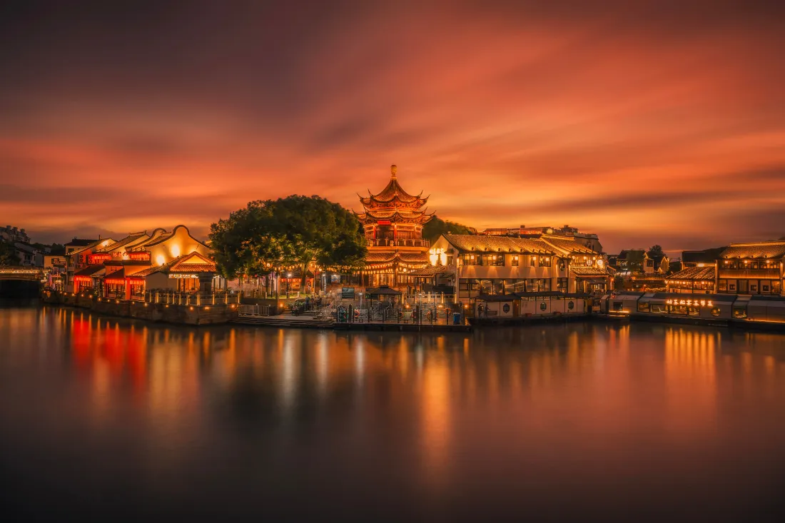 6k中式古建筑夜景壁纸｜水面倒影背景图 - 橙红天空「哲风壁纸」