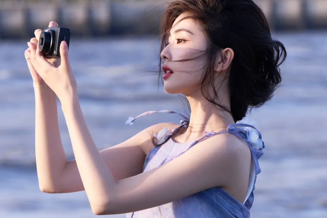 5k海边拍照女性壁纸｜蓝色衣服背景图片 - 文艺清新「哲风壁纸」