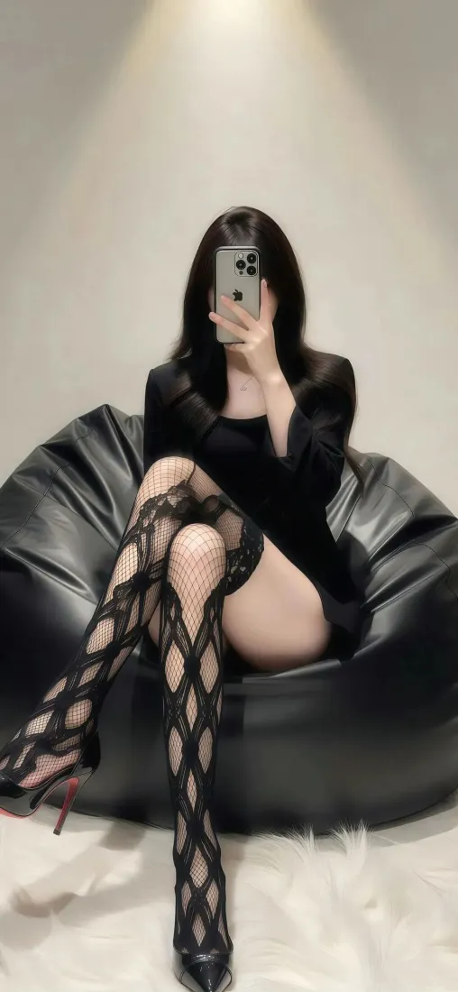 黑衣美女手机壁纸｜黑色豆袋椅背景 - 渔网袜高跟鞋自拍「哲风壁纸」