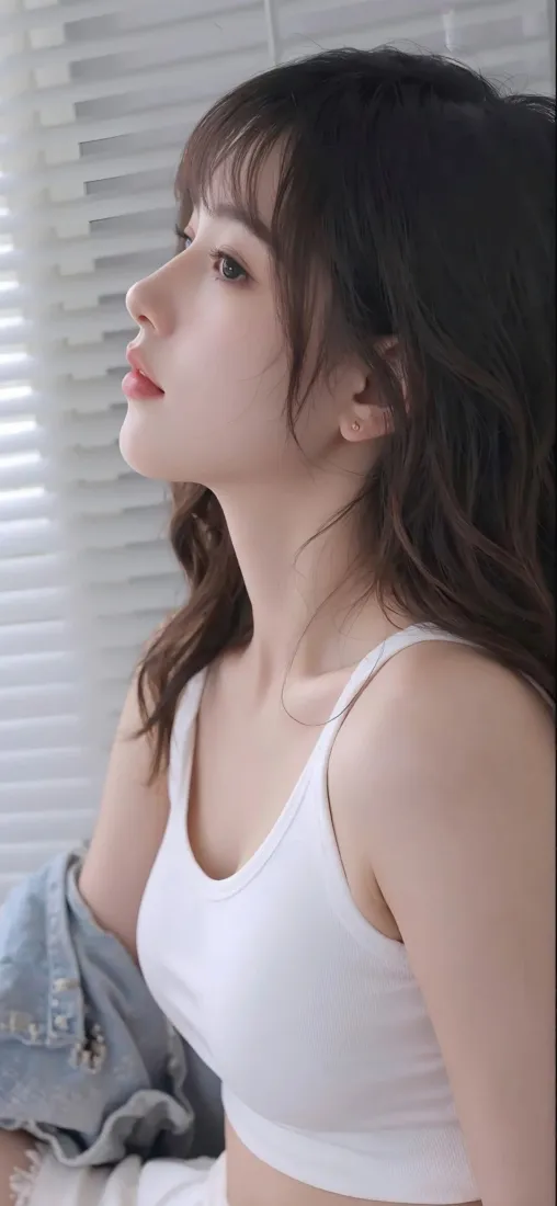 美女手机壁纸｜百叶窗背景图片 - 白色背心卷发「哲风壁纸」