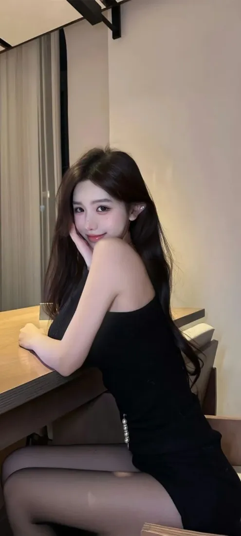 美女手机壁纸｜室内背景图 - 黑丝黑色连衣裙「哲风壁纸」