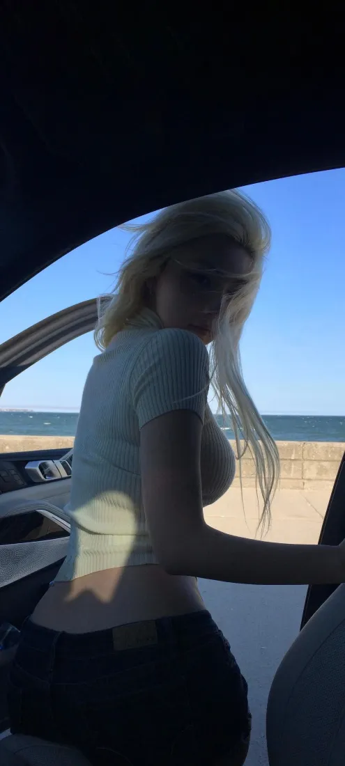 金发美女手机壁纸｜车内海滩背景图 - 蓝天大海「哲风壁纸」