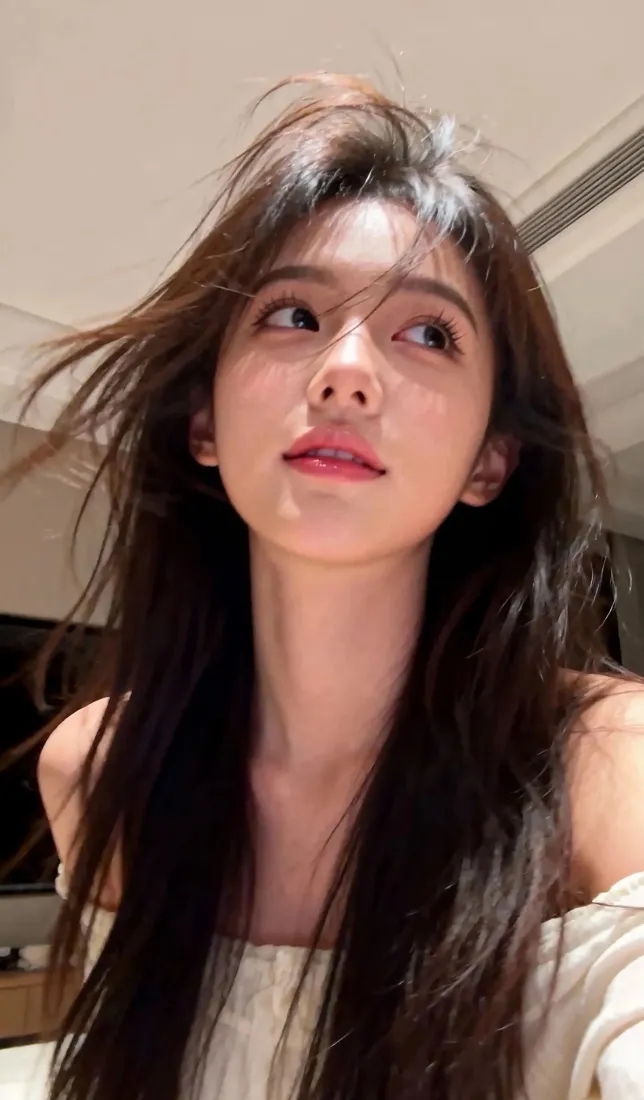 长发美女手机壁纸｜室内自拍背景图片 - 露肩白衣红唇「哲风壁纸」