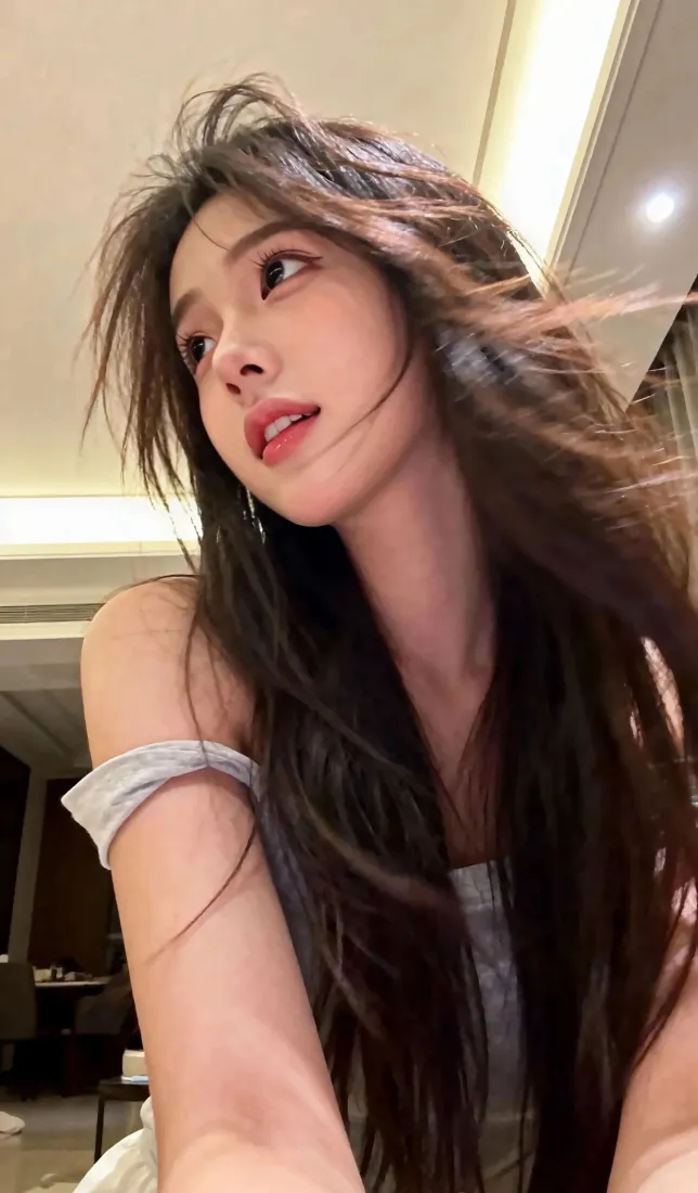 长发美女手机壁纸｜室内背景图片 - 灰色露肩装「哲风壁纸」