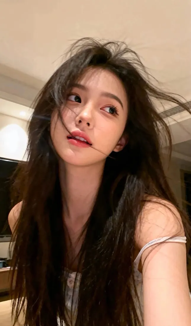 长发美女手机壁纸｜室内背景图片 - 迷人自拍「哲风壁纸」