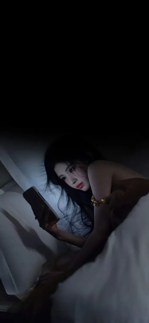 美女手机壁纸｜暗色背景图片 - 居家夜晚「哲风壁纸」