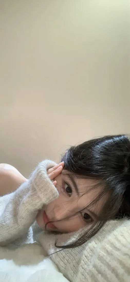 白衣美女手机壁纸｜简约背景图片 - 居家卧姿「哲风壁纸」