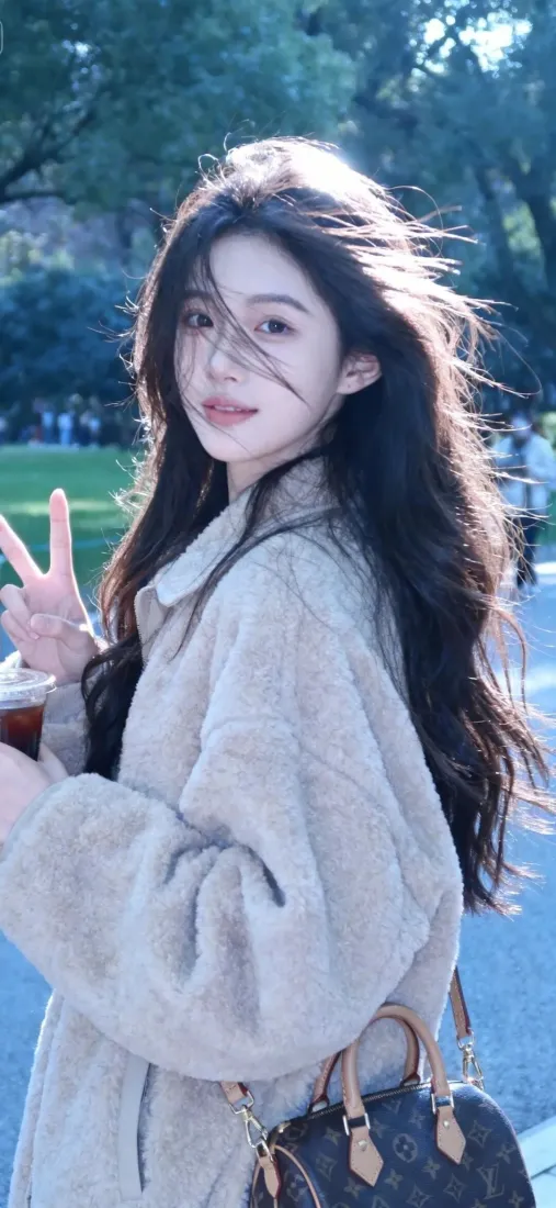 长发美女手机壁纸｜户外背景图片 - 毛绒外套「哲风壁纸」