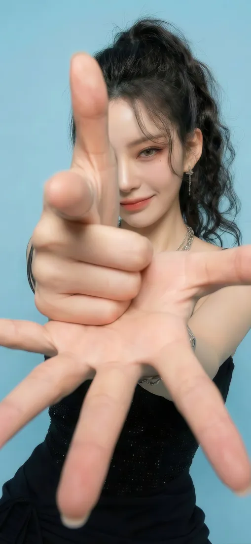 黑衣美女手机壁纸｜蓝色背景图片 - 时尚活力「哲风壁纸」