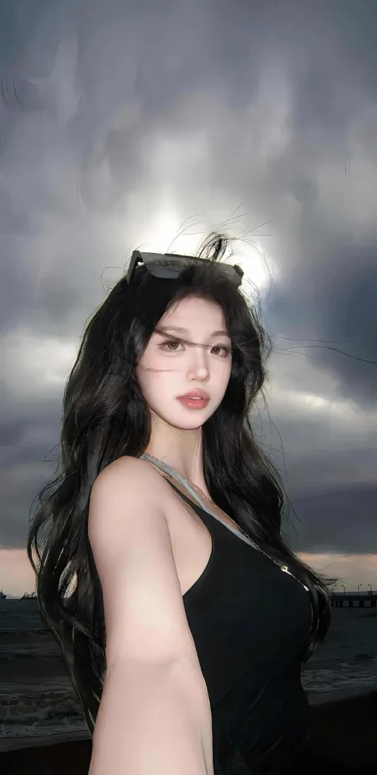 黑衣美女手机壁纸｜阴天海边背景图片 - 时尚自拍「哲风壁纸」