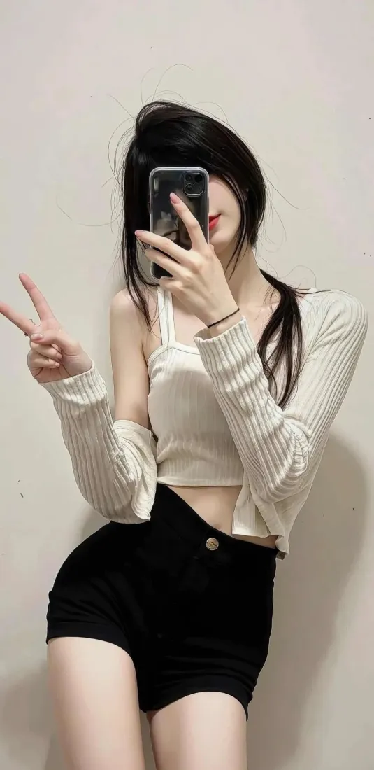 美女自拍手机壁纸｜室内背景图片 - 白色上衣黑短裤「哲风壁纸」