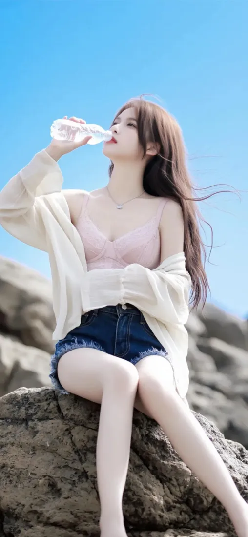 户外美女手机壁纸｜自然风景背景图片 - 牛仔短裤「哲风壁纸」