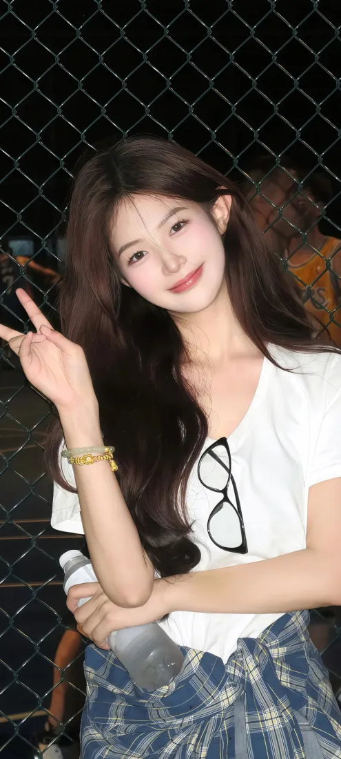 长发美女手机壁纸｜铁丝网背景图片 - 白上衣格子裙「哲风壁纸」