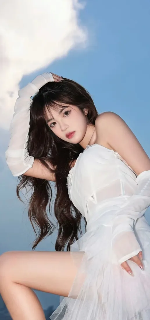 白衣美女手机壁纸｜蓝天背景 - Ios纱裙长发「哲风壁纸」