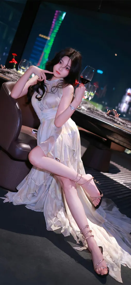 白色长裙美女手机壁纸｜城市夜景背景图片 - 时尚优雅「哲风壁纸」