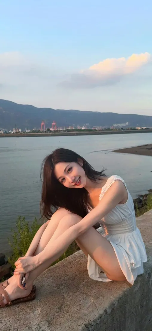 白衣美女手机壁纸｜湖水山景背景图片 - 户外清新「哲风壁纸」