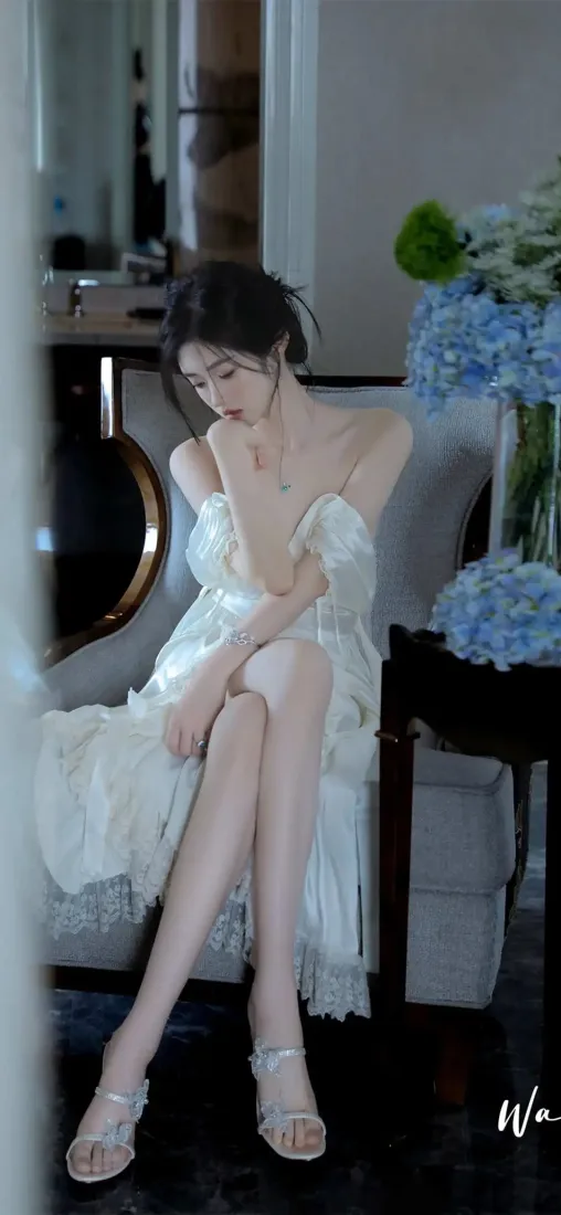 白衣美女手机壁纸｜室内背景图片 - 蓝花礼服「哲风壁纸」