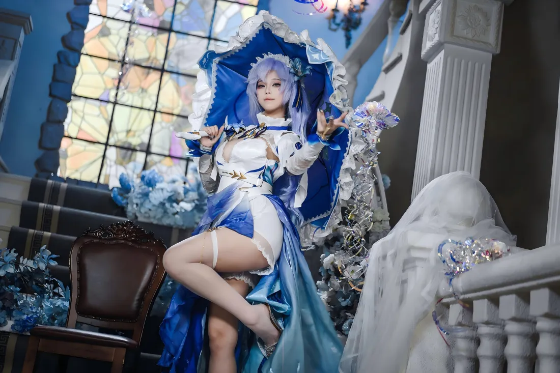 5kcosplay美女壁纸｜欧式建筑背景图片 - 蓝白服饰「哲风壁纸」