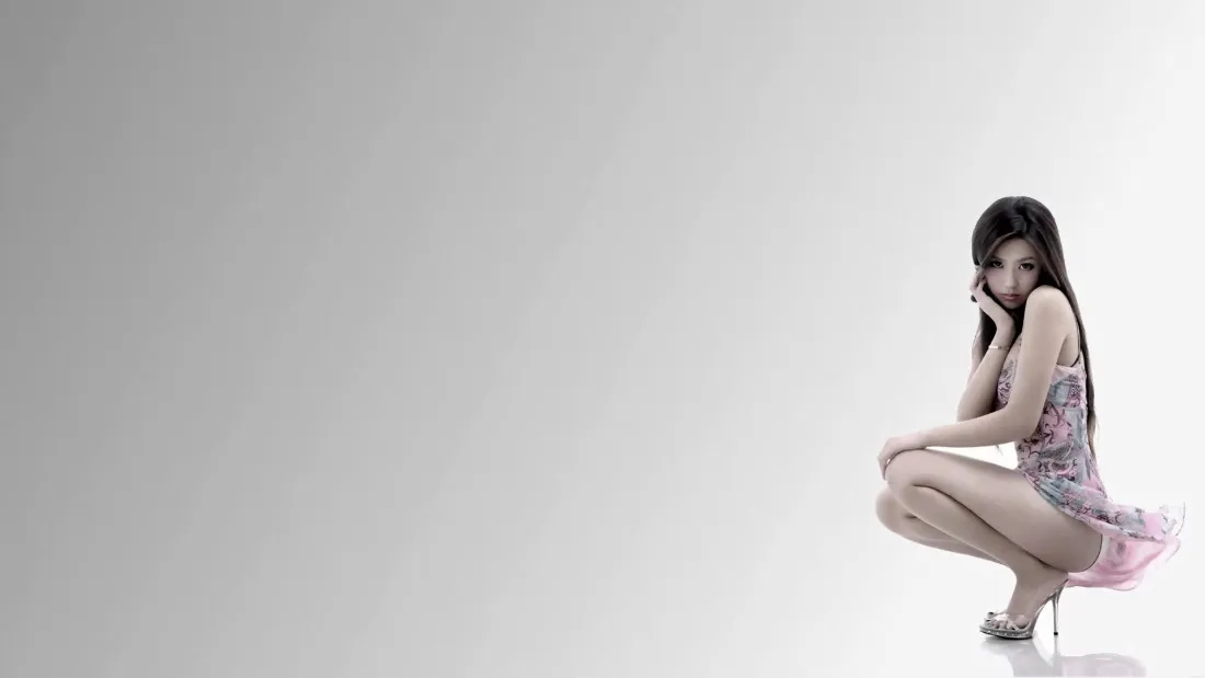 2k美女壁纸｜灰白色背景图片 - 连衣裙高跟鞋蹲姿「哲风壁纸」
