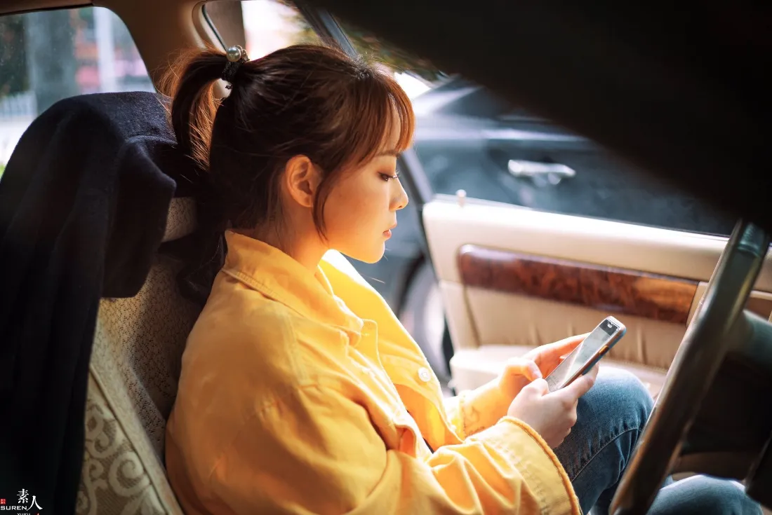 2k黄色上衣女生壁纸｜车内背景图片 - 马尾侧影「哲风壁纸」