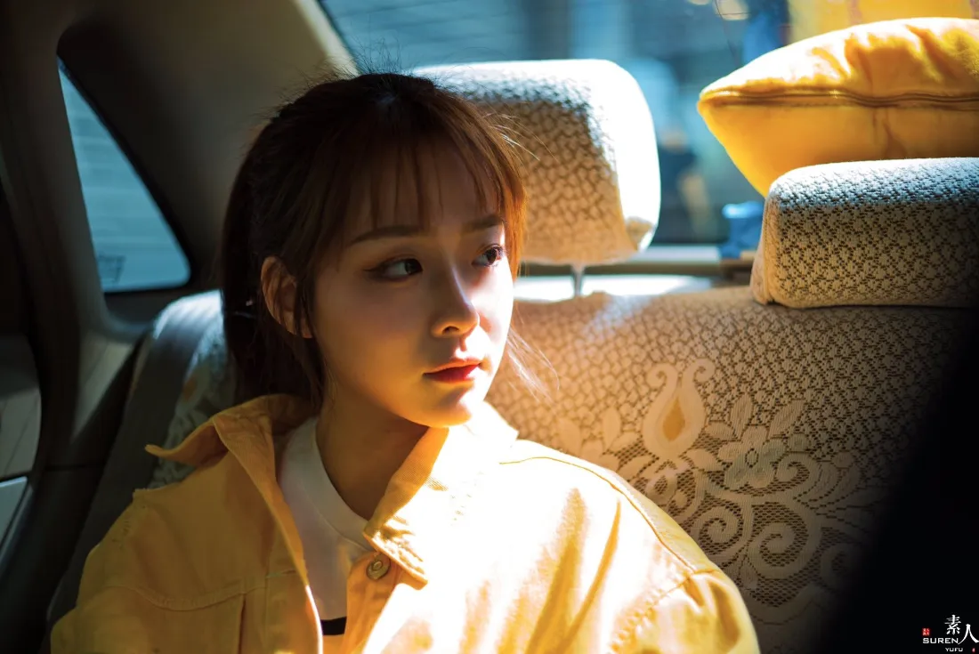 2k（车内女生壁纸｜车内背景 - 清纯黄色外套）「哲风壁纸」