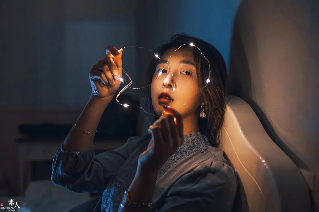 2k女生与灯串壁纸｜暗调室内背景图片 - 文艺氛围「哲风壁纸」