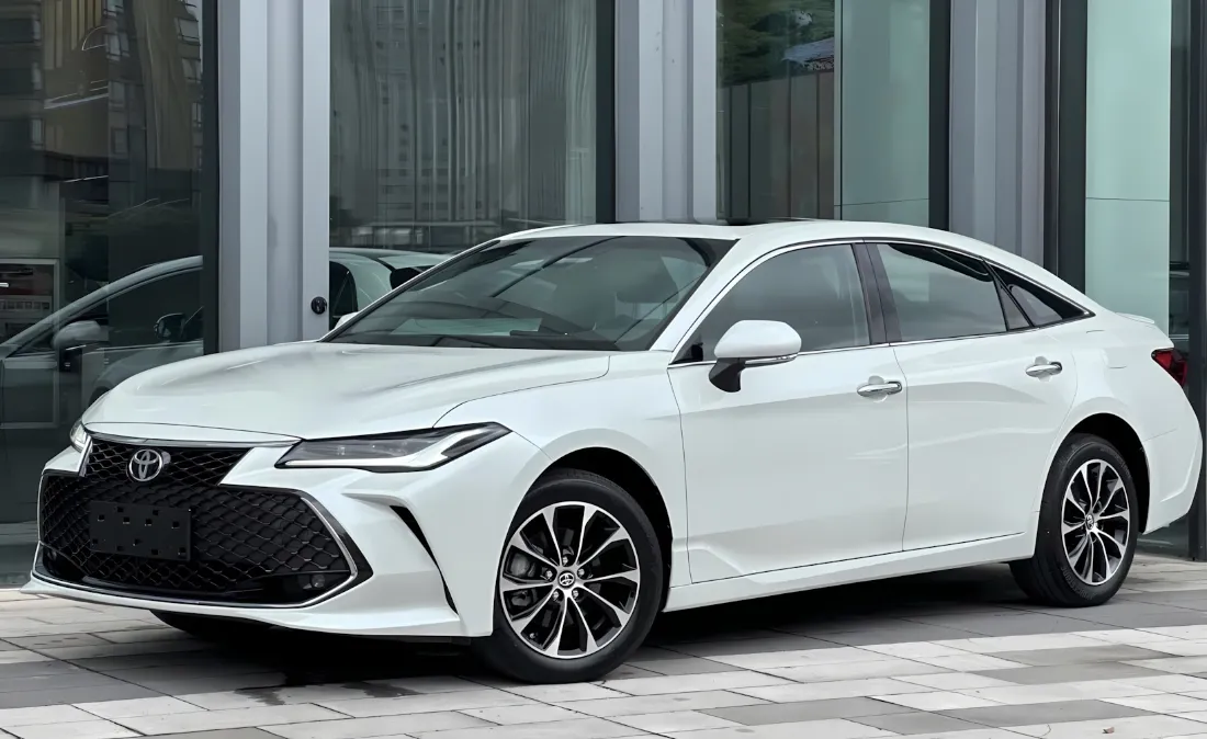 2k丰田亚洲龙壁纸｜现代建筑背景图片 - 白色轿车「哲风壁纸」