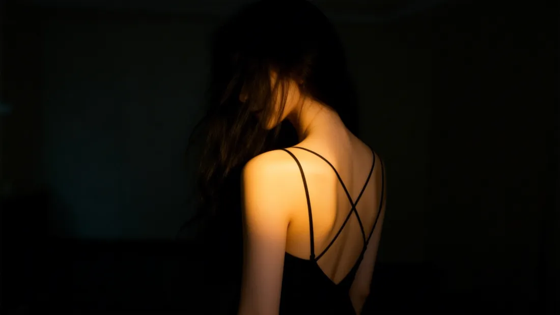 3k黑衣美女露背壁纸｜暗调背景图片 - 光影艺术感「哲风壁纸」