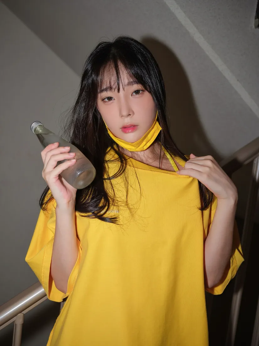 黄色上衣美女手机壁纸｜楼梯背景图片 - 写真「哲风壁纸」