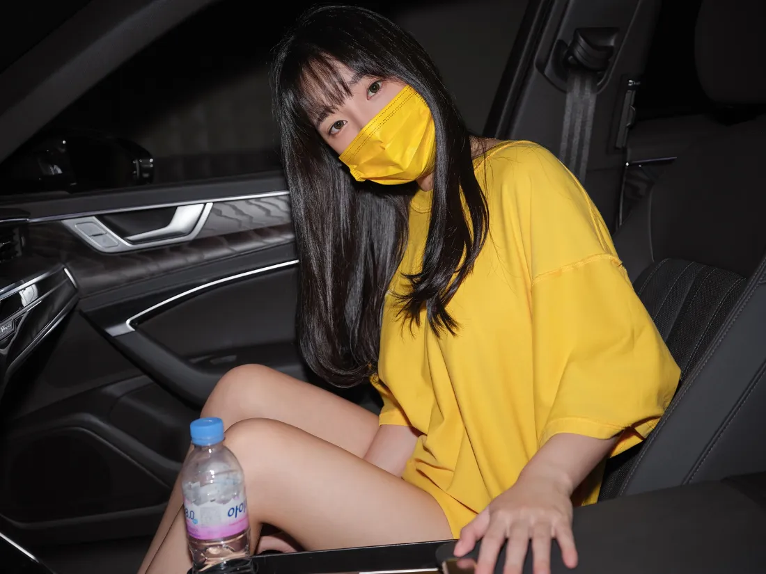 2k车内写真壁纸｜汽车背景图 - 黄衣口罩女生「哲风壁纸」