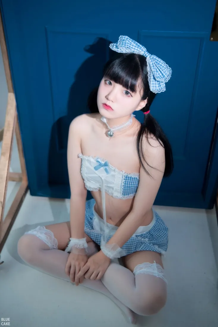 蓝白格子少女手机壁纸｜居家背景 - 甜美可爱穿搭「哲风壁纸」