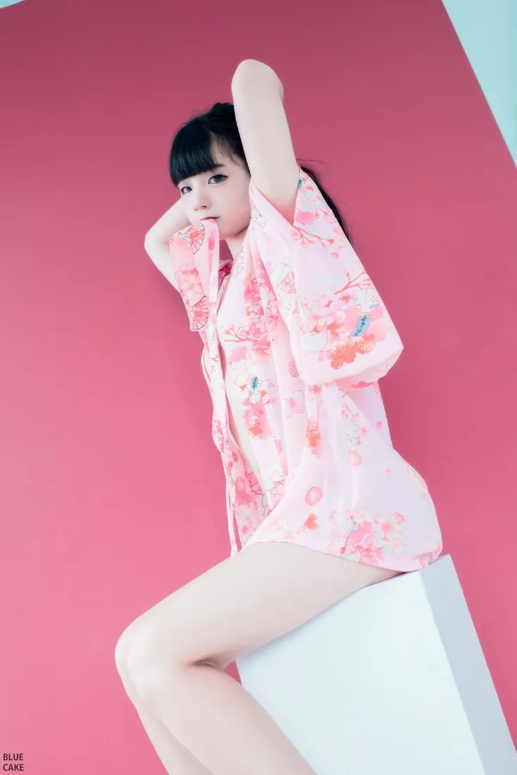 粉色花睡衣美女手机壁纸｜红色背景图片 - 性感写真「哲风壁纸」