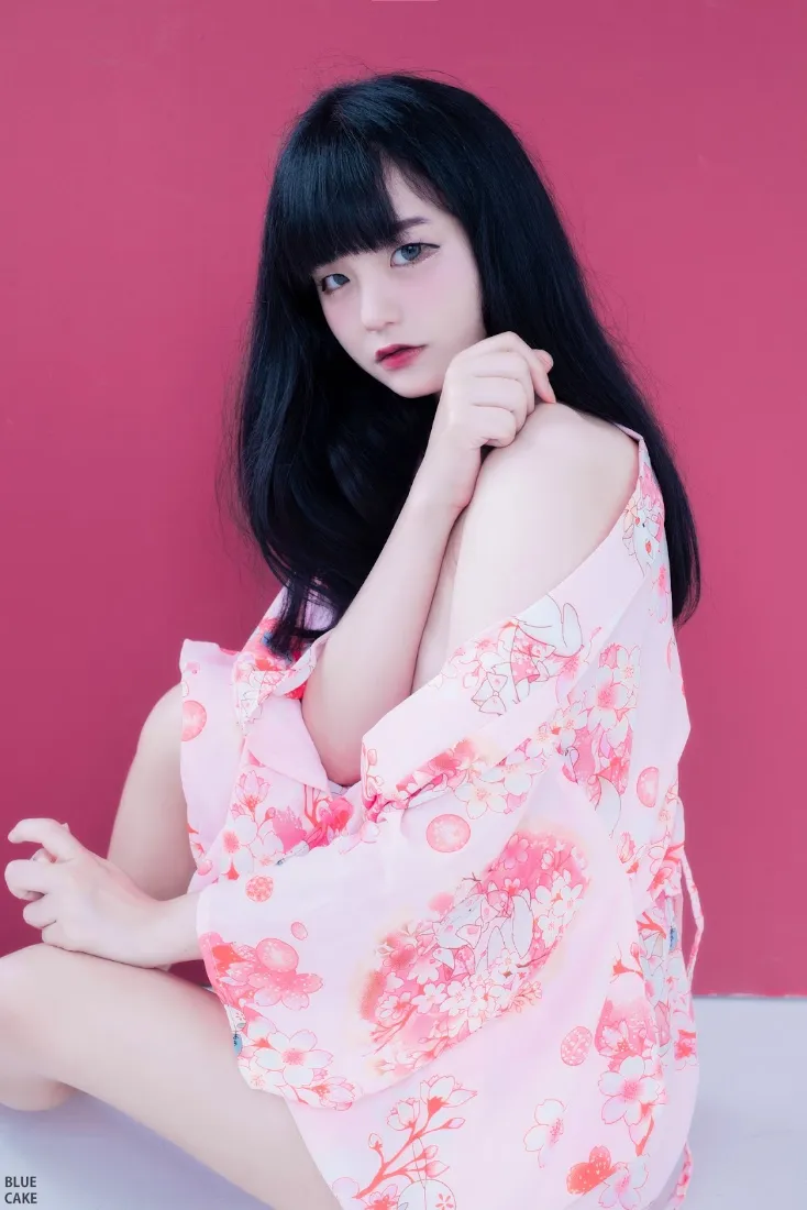 黑发美女手机壁纸｜红色背景图片 - 粉色花裙性感写真「哲风壁纸」