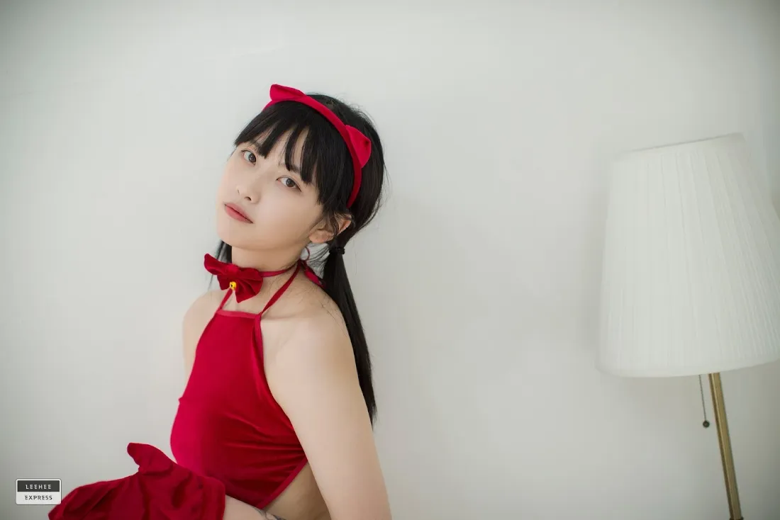 2k红衣女孩壁纸｜白色背景图片 - 红色穿搭「哲风壁纸」