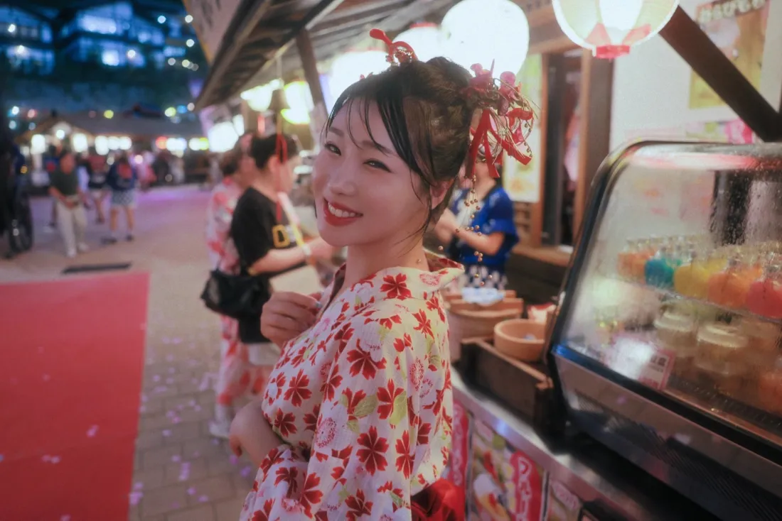 花和服美女手机壁纸｜日式夜市背景图片 - 写真「哲风壁纸」