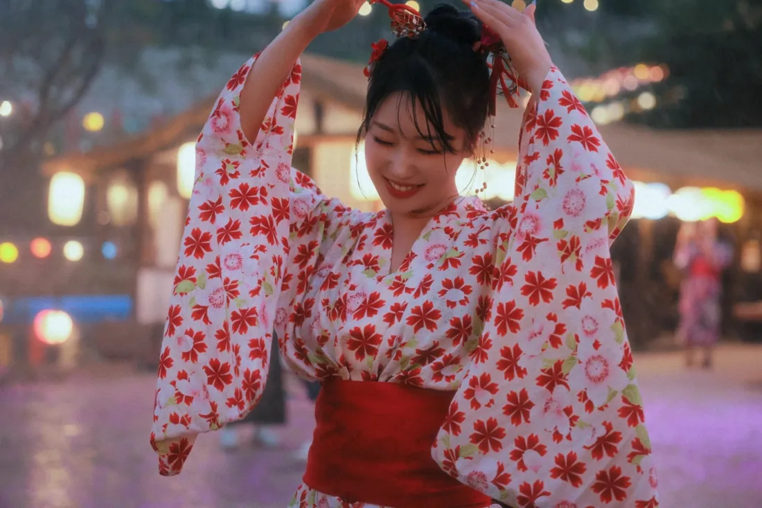 和服美女手机壁纸｜日式夜景背景图片 - 红花和服「哲风壁纸」