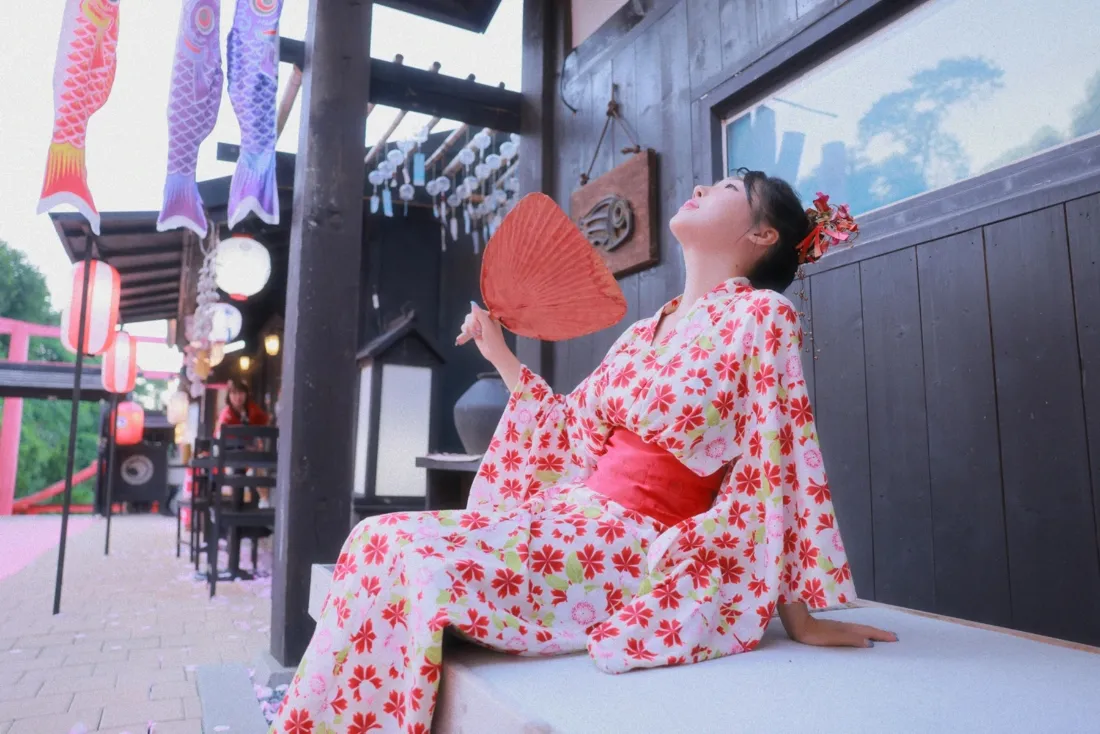 和服美女手机壁纸｜日式建筑背景 - 红色扇子写真「哲风壁纸」