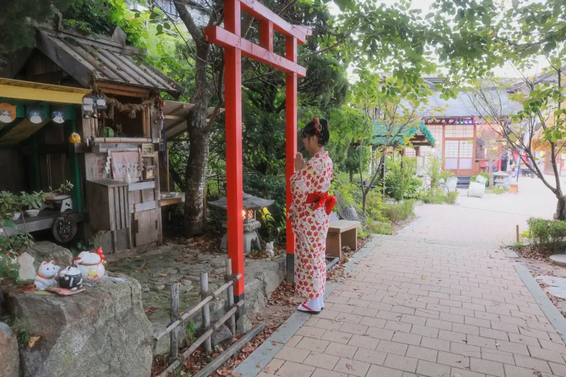 和服女性手机壁纸｜日式鸟居背景 - 户外写真「哲风壁纸」