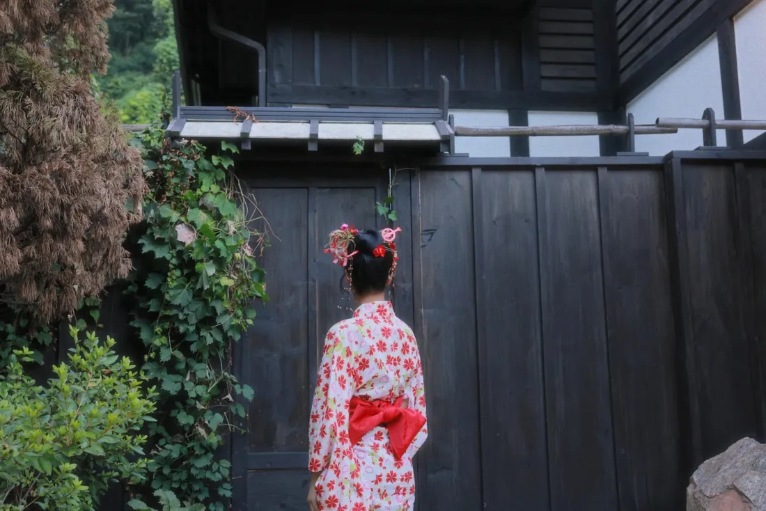 和服少女背影手机壁纸｜日式建筑背景图片 - 绿植山石「哲风壁纸」