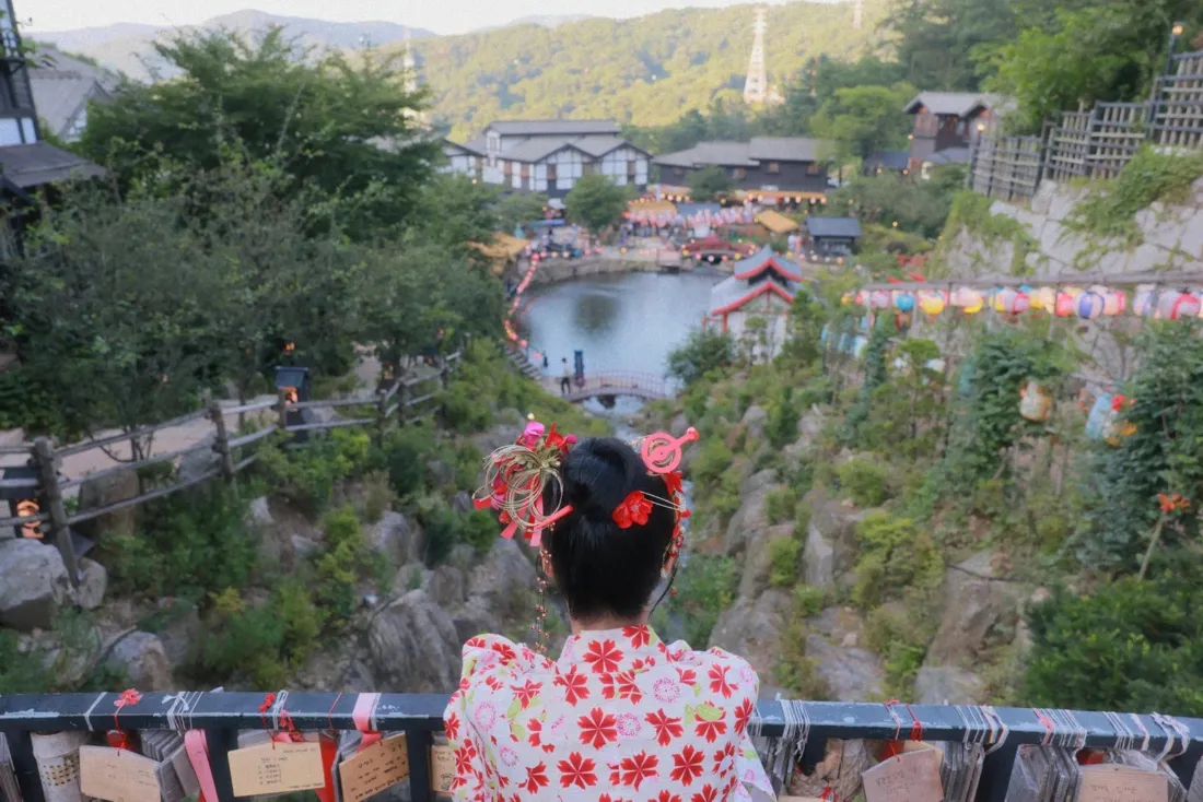 和服女子手机壁纸｜日式庭院背景图片 - 山谷池塘风景「哲风壁纸」